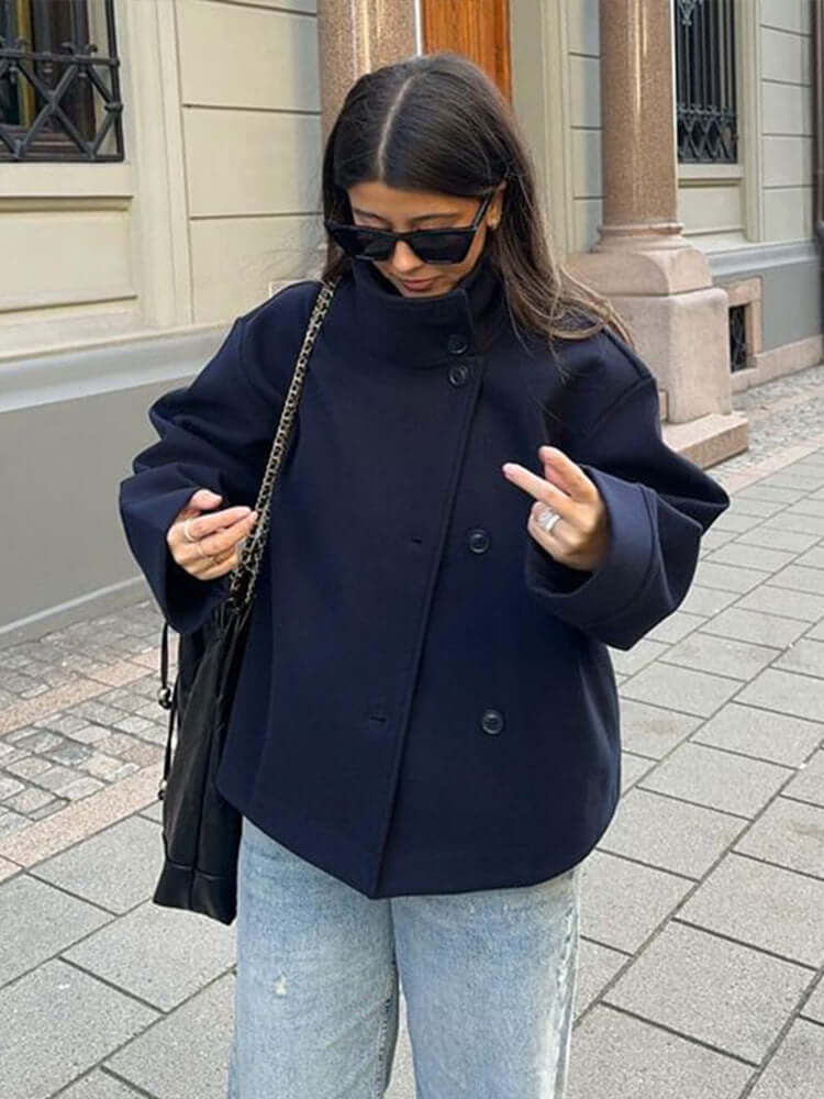 "Manteau femme court double boutonnage chic, élégant, tissu doux, idéal style automne-hiver."