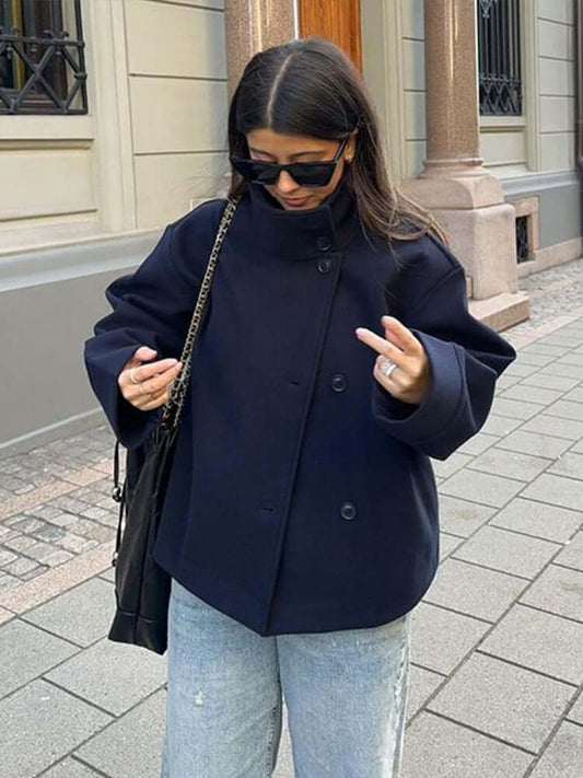 "Manteau femme court double boutonnage chic, élégant, tissu doux, idéal style automne-hiver."