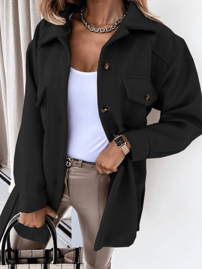 "Veste de printemps Maria élégante avec coupe ajustée, tissu léger, boutons dorés, pour femmes chic et confortables."