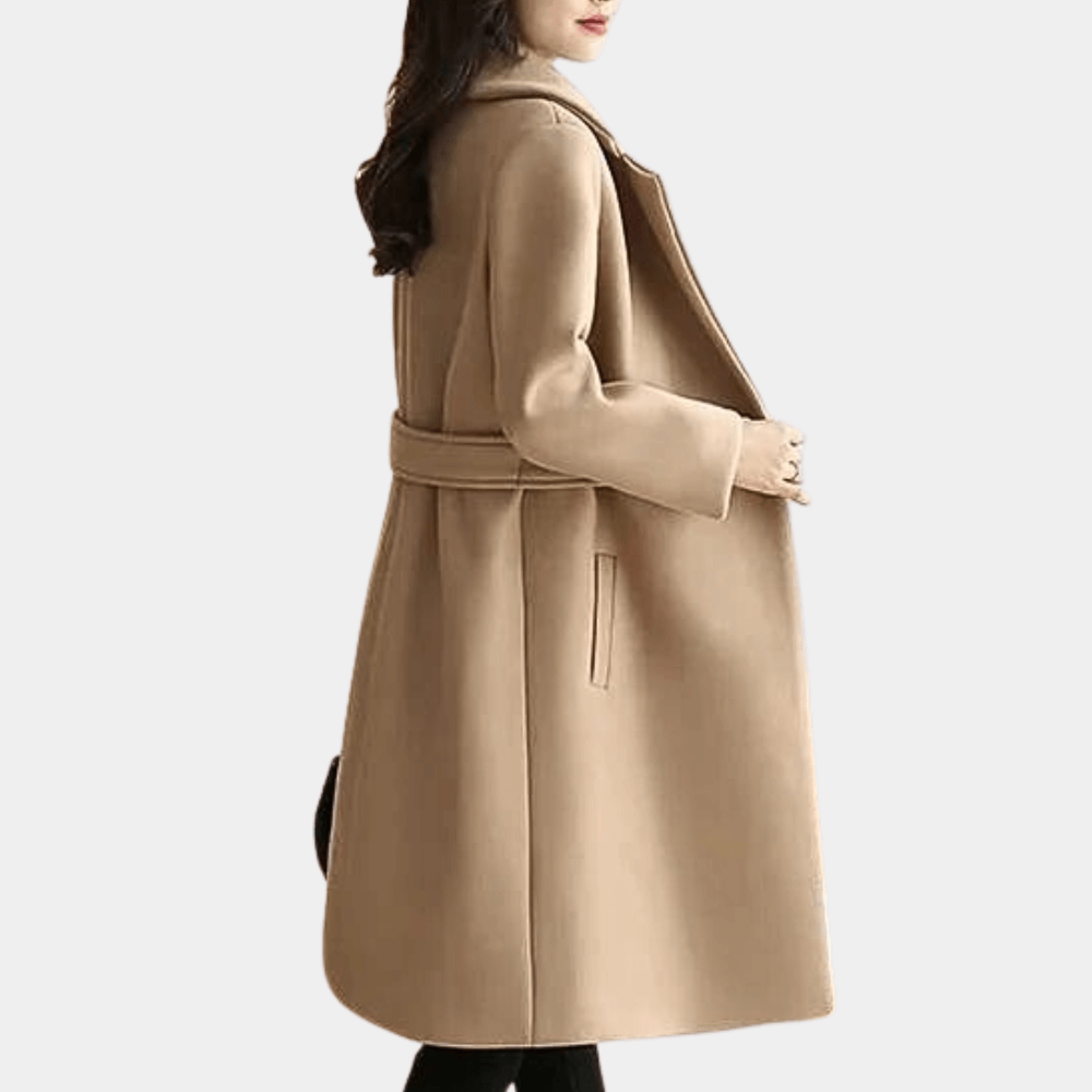 "Manteau luxe Sara femme, chaud et élégant, ceinture accentuant la taille, couleur kaki, style hiver sophistiqué."
