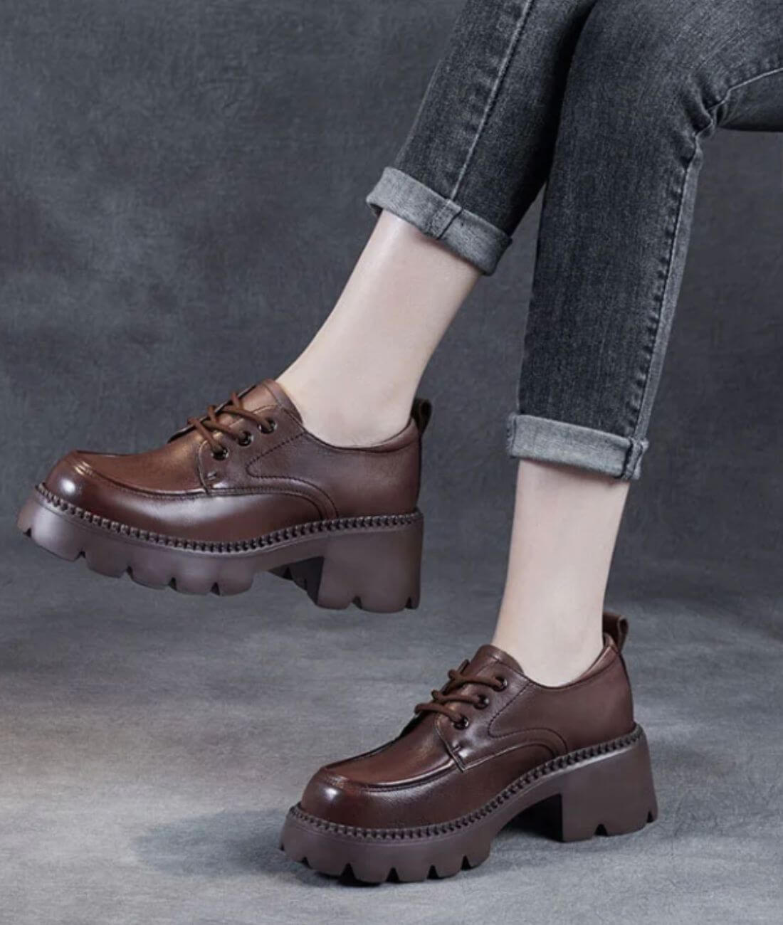 "Mocassins à plateforme en cuir marron pour femmes, style vintage avec semelle crantée, confort et élégance."
