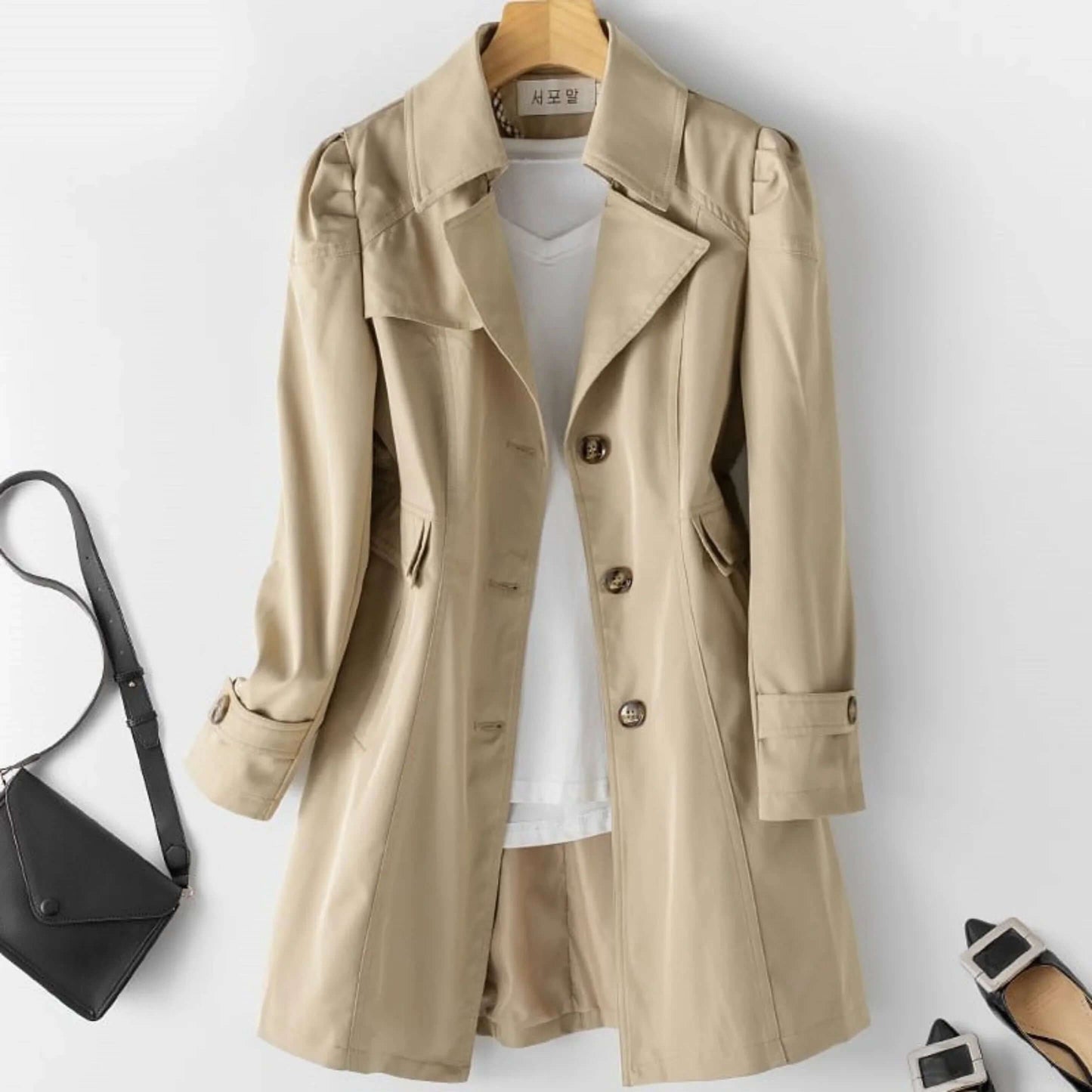 "Trench-coat imperméable femme, classique, coupe croisée, col structuré, élégant, beige clair, style intemporel."