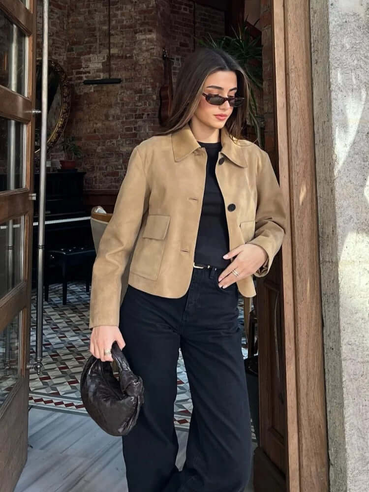 "Veste en cuir femme Karly, coupe ajustée, design moderne, cuir souple, couleur neutre, accentue la silhouette élégante."
