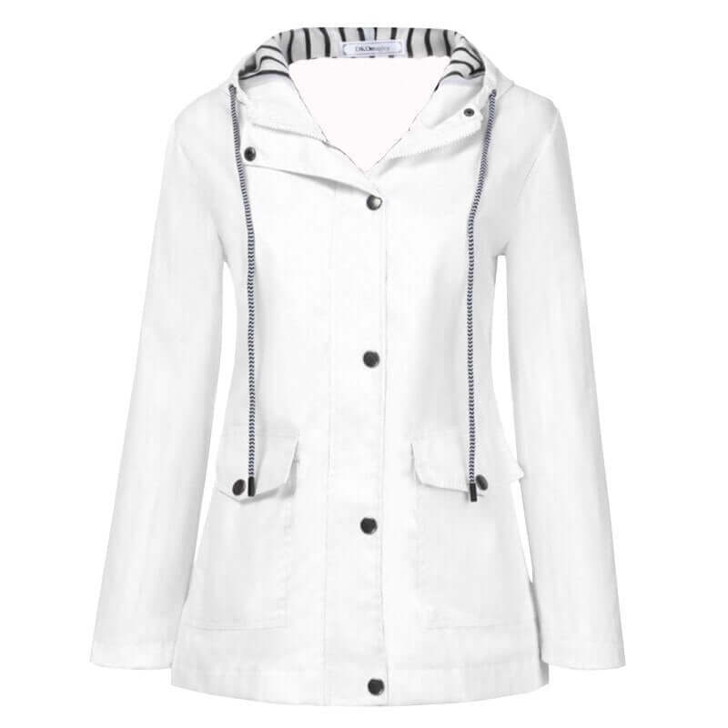 "Veste 3-en-1 imperméable femme, vue de face, capuche et multiples poches, idéale pour aventures plein air, design élégant."