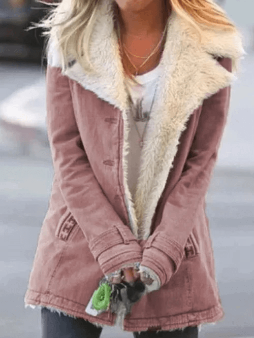 Parka longue femme chic, coupe élégante et isolante, offre chaleur hivernale et légèreté pour style et confort.
