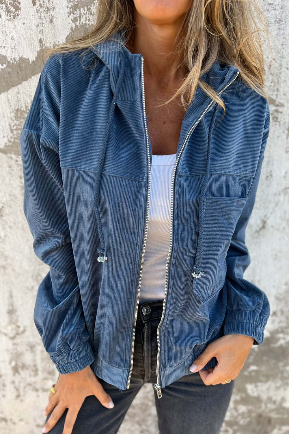 "Veste en velours côtelé beige avec capuche, style décontracté et élégant pour femmes, doux et parfait pour l'automne."