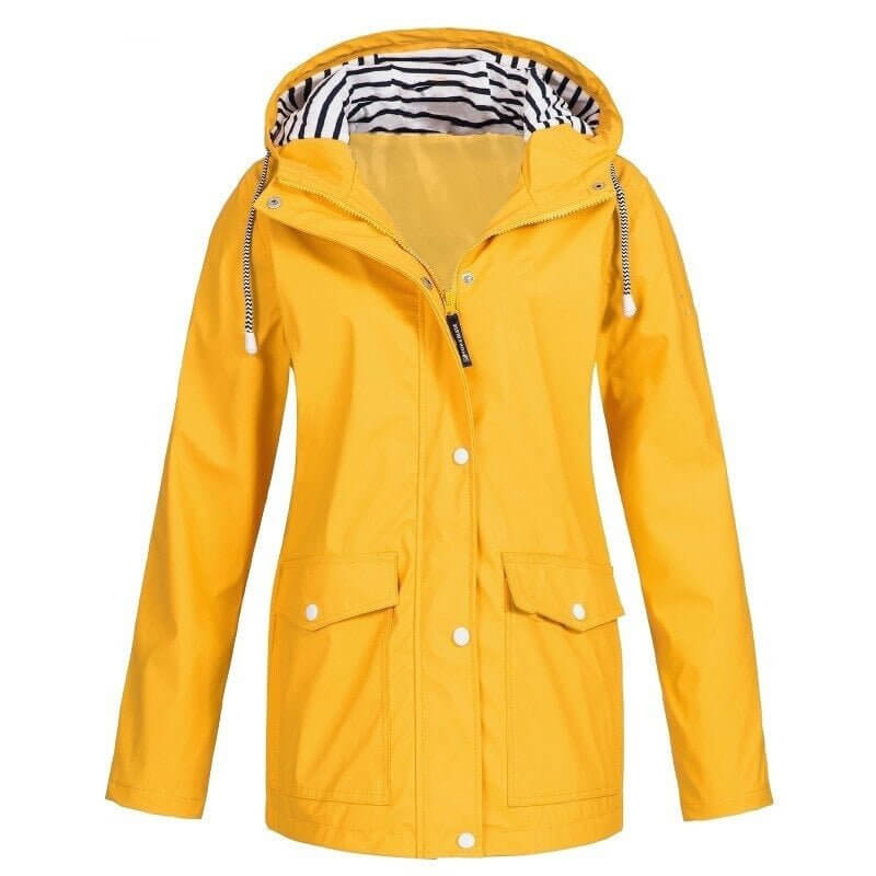 "Veste 3-en-1 imperméable femme, vue de face, capuche et multiples poches, idéale pour aventures plein air, design élégant."