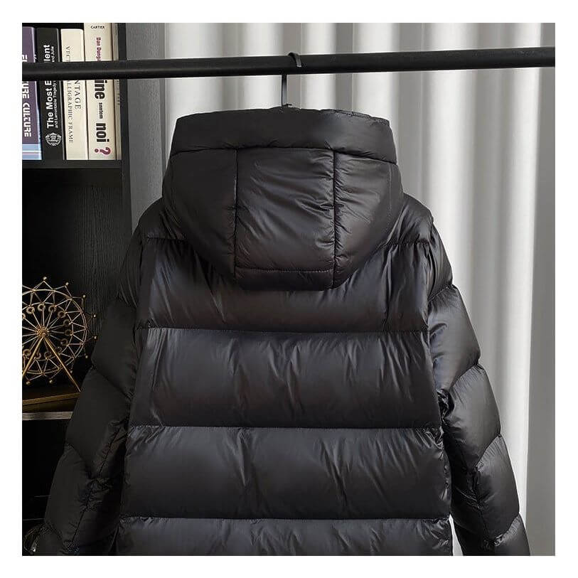 "Veste d'hiver femme en duvet, imperméable, coupe moderne, couleur neutre, idéale pour le froid avec capuche amovible."