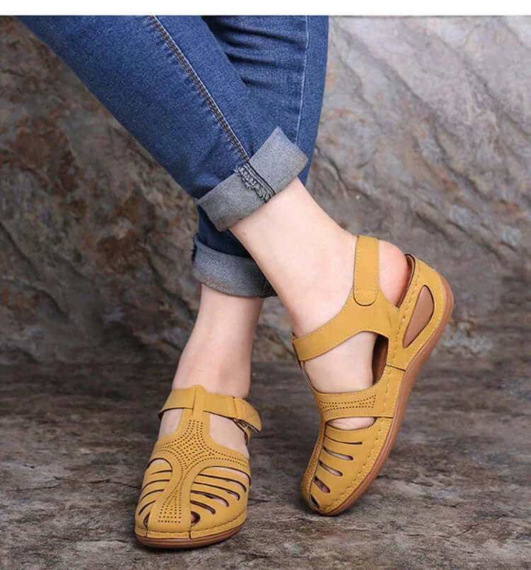 "Sandales en cuir vintage pour femmes, style rétro avec sangles réglables et semelle antidérapante, confort et élégance."