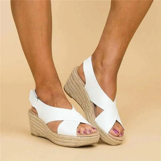 "Sandales d'été élégantes orthopédiques pour femmes, couleur beige, avec semelle large et design moderne, confort optimal."