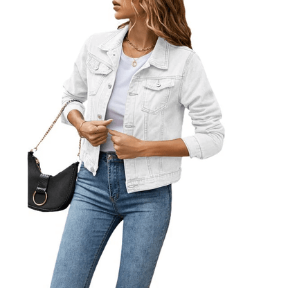 "Veste en jean femme courte, fermeture à boutons, denim robuste, poches poitrine, col classique, look tendance."