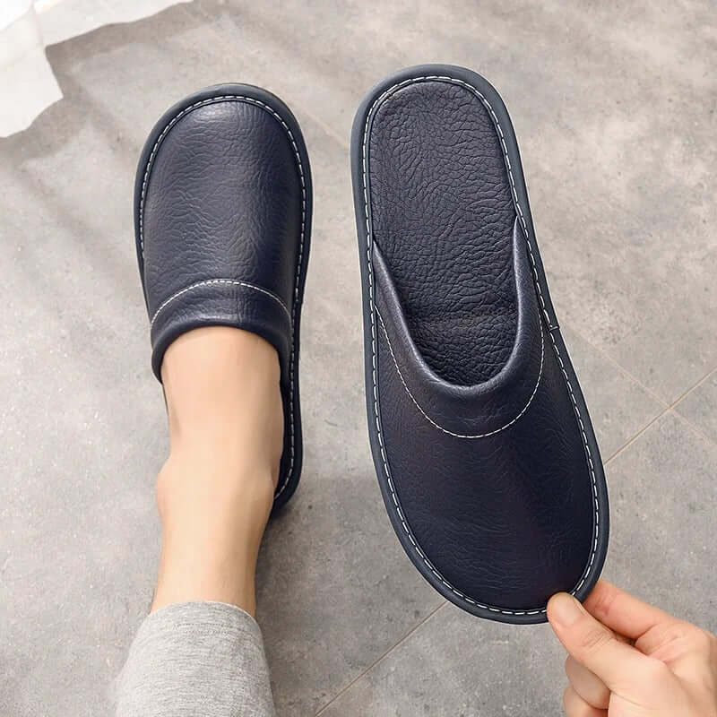 "Pantoufles en cuir végan pour femme, élégantes et confortables, avec design moderne et détails raffinés."