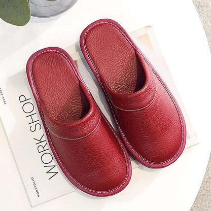 "Pantoufles en cuir végan pour femme, élégantes et confortables, avec design moderne et détails raffinés."