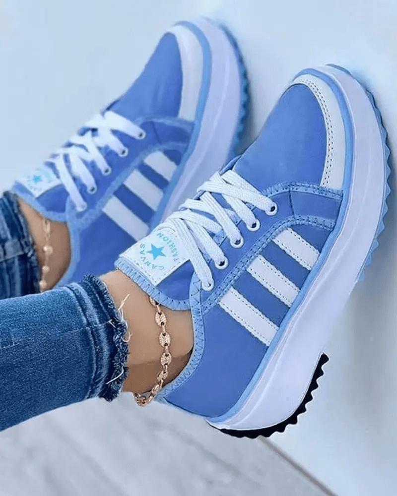 Sneakers femmes colorées blanches, confortables et modernes, avec semelles rembourrées et design éclatant.