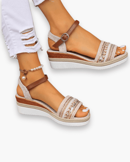 "Sandales été femme chic et confortables, bride ajustable, semelle moelleuse, parfaites pour tenues décontractées estivales."