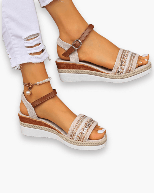 "Sandales été femme chic et confortables, bride ajustable, semelle moelleuse, parfaites pour tenues décontractées estivales."