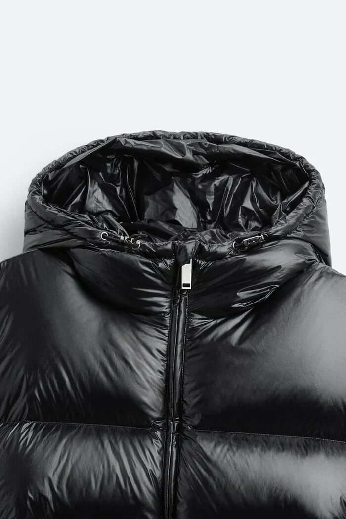 "Veste Puffer imperméable noire, rembourrage isolant, coupe décontractée, parfaite pour activités extérieures sous la pluie."