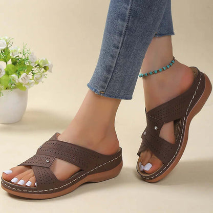 "Sandales orthopédiques respirantes pour femmes avec lanières croisées et semelle surélevée, idéales pour l'été."