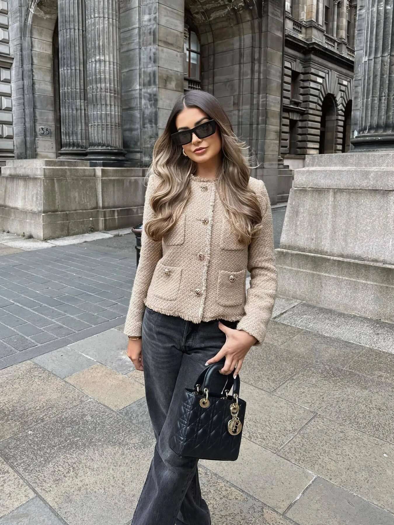 "Veste Élégante Femme Élise, design chic et polyvalent, parfaite pour un look casual ou formel, en tissu polyester."