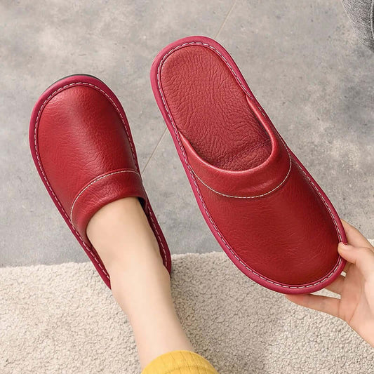 "Pantoufles en cuir végan pour femme, élégantes et confortables, avec design moderne et détails raffinés."