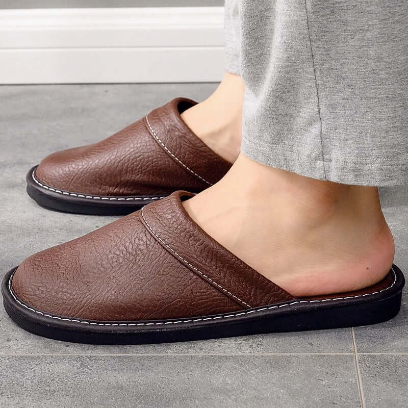 "Pantoufles en cuir végan pour femme, élégantes et confortables, avec design moderne et détails raffinés."