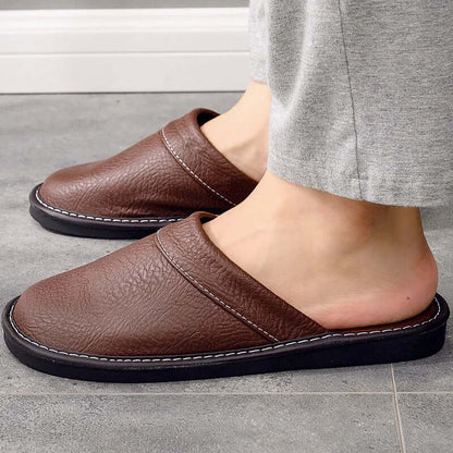 "Pantoufles en cuir végan pour femme, élégantes et confortables, avec design moderne et détails raffinés."