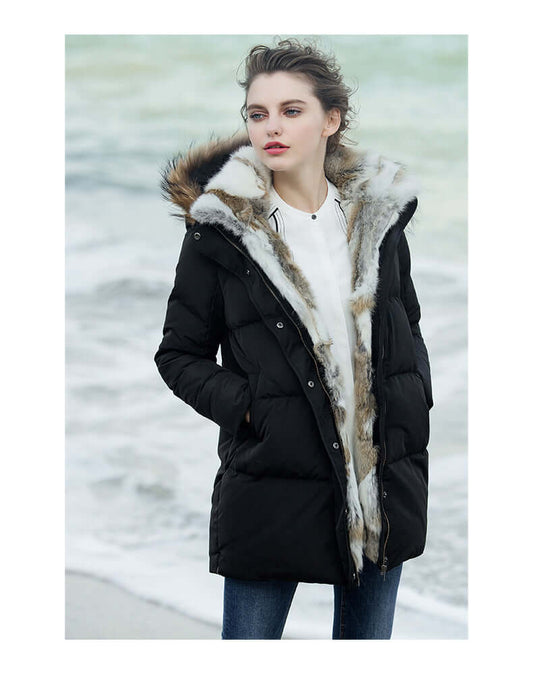 "Parka d'hiver femme élégante et chaude, coupe longue noire, capuche amovible, poches, idéale contre intempéries."