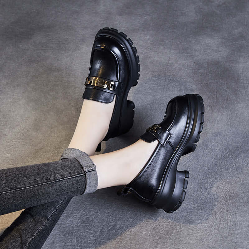 "Mocassins femme en cuir véritable noir avec semelle plateforme et chaîne métallique, élégants et modernes."