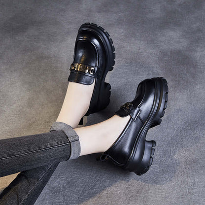 "Mocassins femme en cuir véritable noir avec semelle plateforme et chaîne métallique, élégants et modernes."