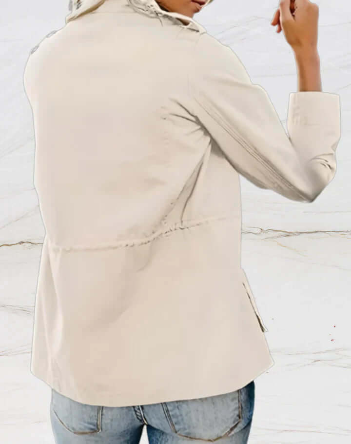 "Veste femme élégante Nora, manches longues, quatre poches, design chic et pratique, couleur noire, style contemporain."