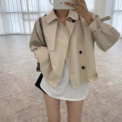 Trench-coat ample femme en dentelle, coupe élégante, couleur neutre, zip asymétrique, idéal mi-saison, style moderne.