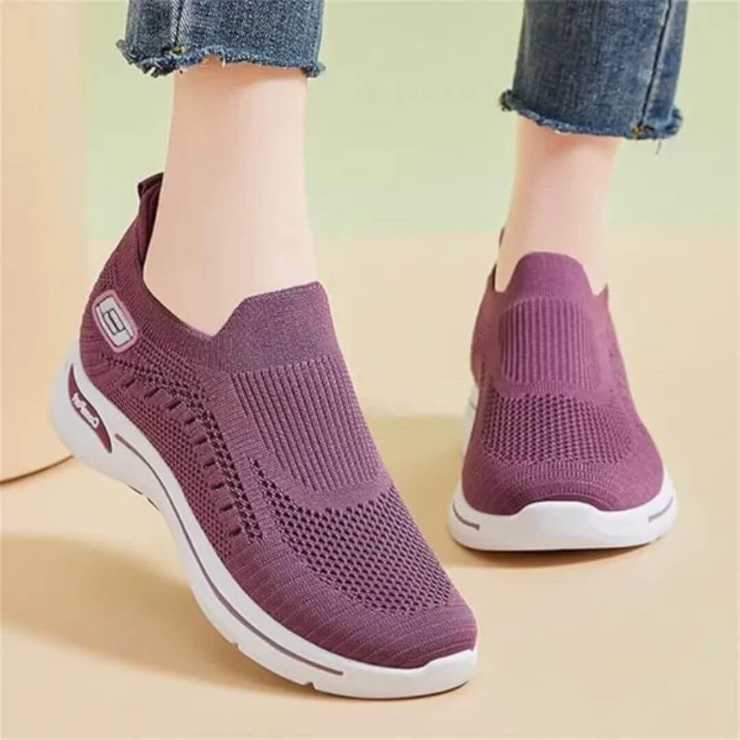 "Baskets orthopédiques pour femme en gris foncé, style moderne et semelles confortables, vue latérale élégante."