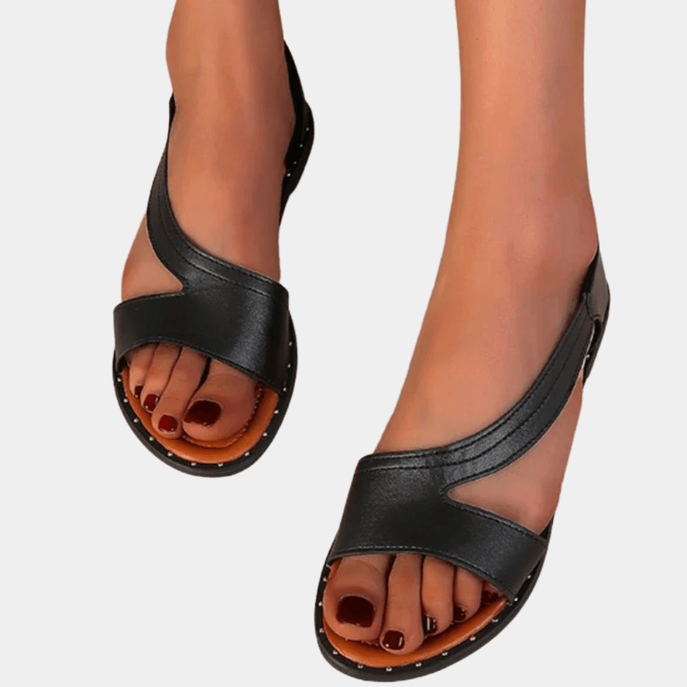 "Sandales Rochelle femme blanches et noires, design épuré et élégant, confort optimal pour un look moderne et sophistiqué."