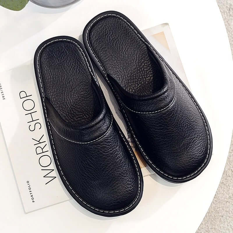 "Pantoufles en cuir végan pour femme, élégantes et confortables, avec design moderne et détails raffinés."