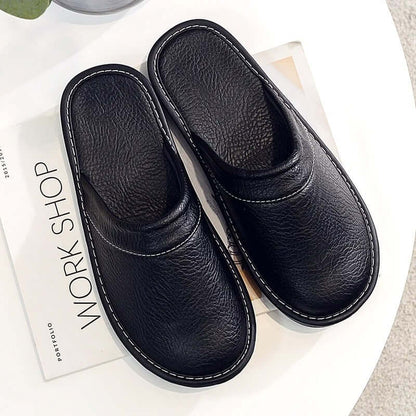 "Pantoufles en cuir végan pour femme, élégantes et confortables, avec design moderne et détails raffinés."