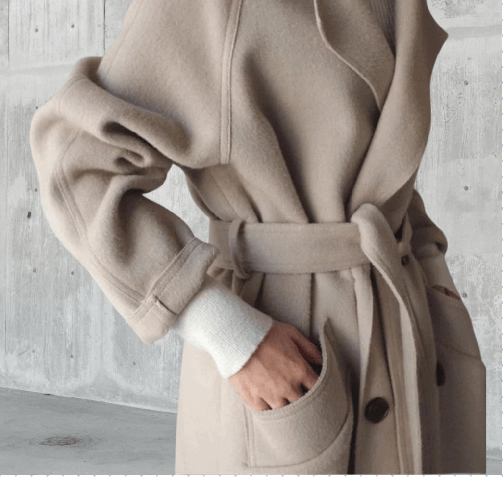 "Manteau long en laine beige pour femme, élégance hivernale chic avec détails modernes, silhouette élancée"