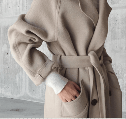 "Manteau long en laine beige pour femme, élégance hivernale chic avec détails modernes, silhouette élancée"