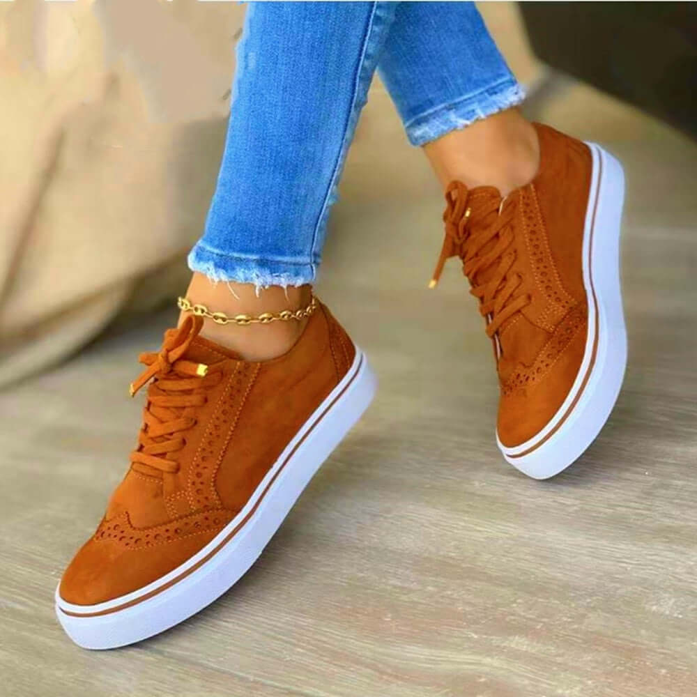 Sneakers orthopédiques élégantes pour femme en cuir blanc, avec semelle de soutien confortable et design moderne.