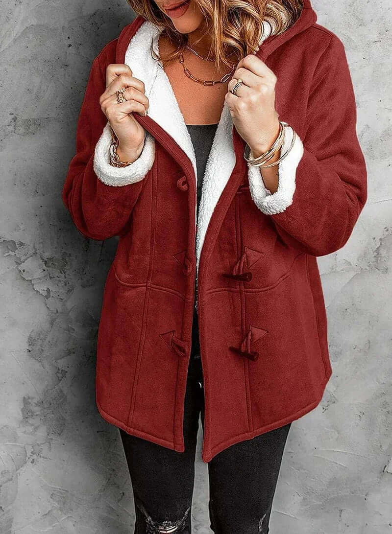 Manteau long en cachemire gris, coupe élégante avec capuche intégrée et boutons en corne, offrant chaleur et douceur.