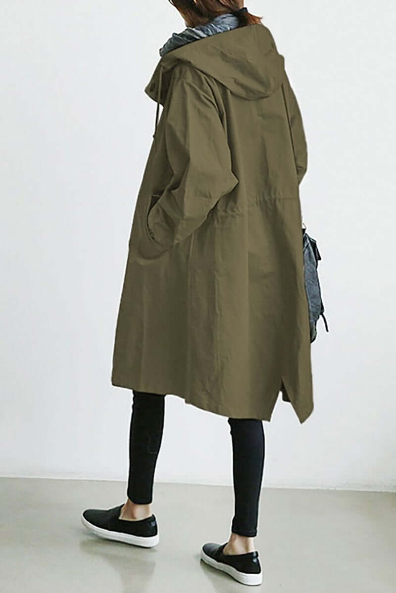 "Trench imperméable à capuche pour femme, coupe élégante, couleur noire, détails raffinés idéal pour saisons pluvieuses."