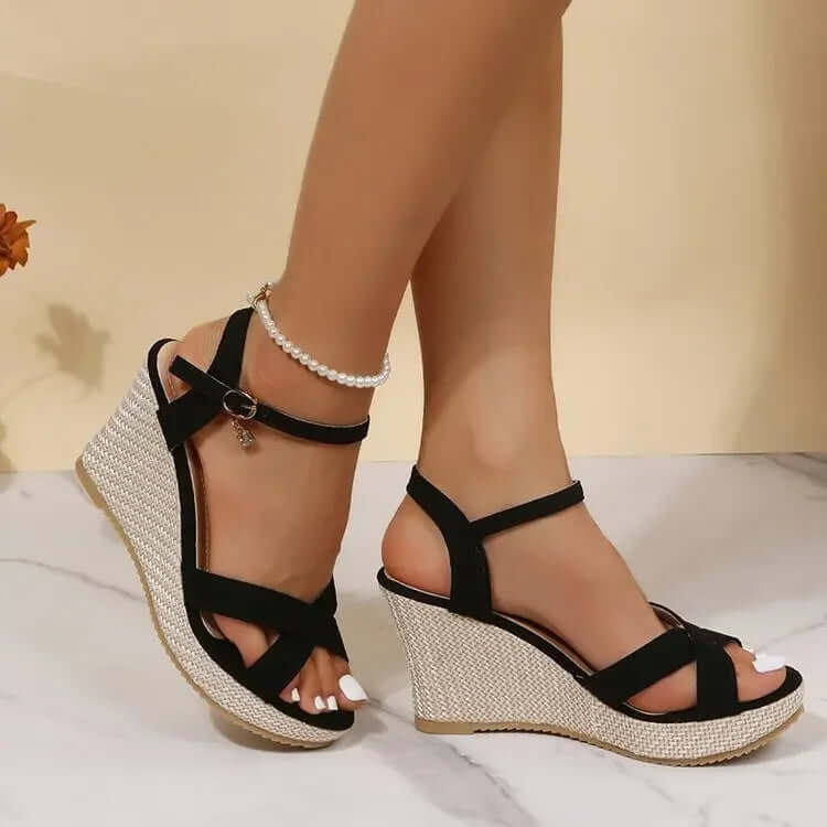 Sandales compensées beige, orthopédiques pour femmes, talon élégant, confort optimal, brides ajustables, style estival chic.