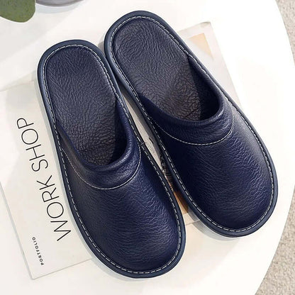 "Pantoufles en cuir végan pour femme, élégantes et confortables, avec design moderne et détails raffinés."