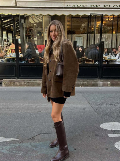 Veste femme en daim marron, revers élégants, poches pratiques, manches longues, idéale pour l'automne et tenue chic.