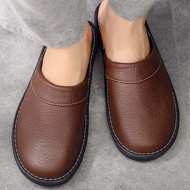 "Pantoufles en cuir végan pour femme, élégantes et confortables, avec design moderne et détails raffinés."