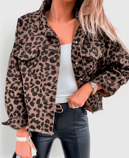 Veste femme imprimé léopard tendance, audacieuse et élégante, parfaite pour se démarquer avec style et confort.
