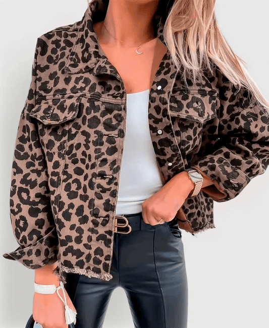 Veste femme imprimé léopard tendance, audacieuse et élégante, parfaite pour se démarquer avec style et confort.