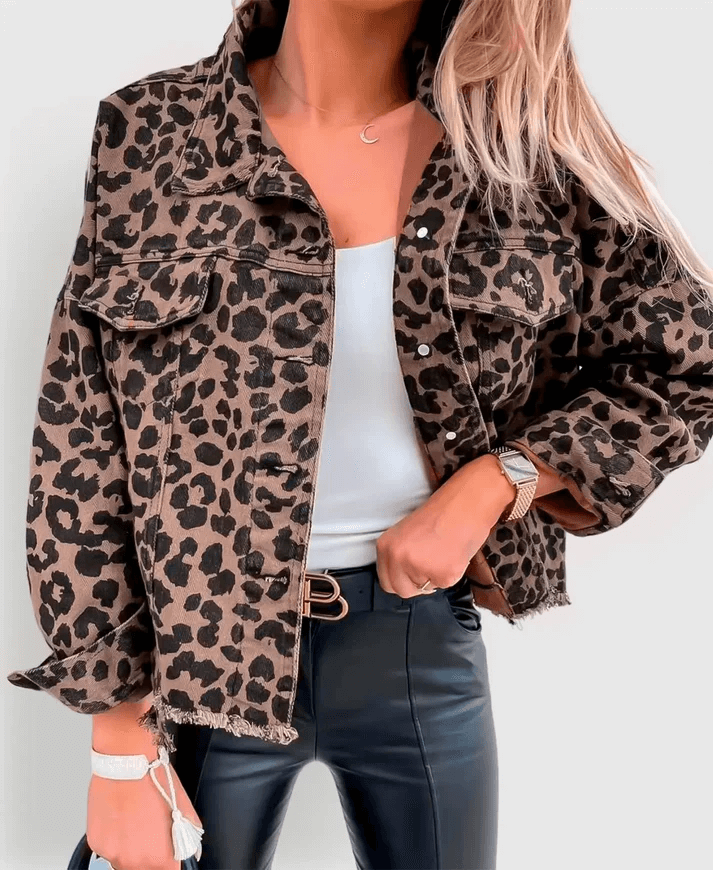 Veste femme imprimé léopard tendance, audacieuse et élégante, parfaite pour se démarquer avec style et confort.
