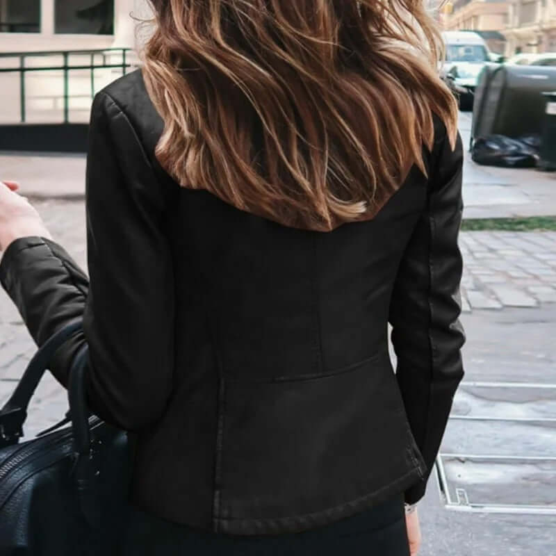"Veste en cuir élégante pour femmes, coupe ajustée, détails minimalistes, couleur noire, style intemporel."