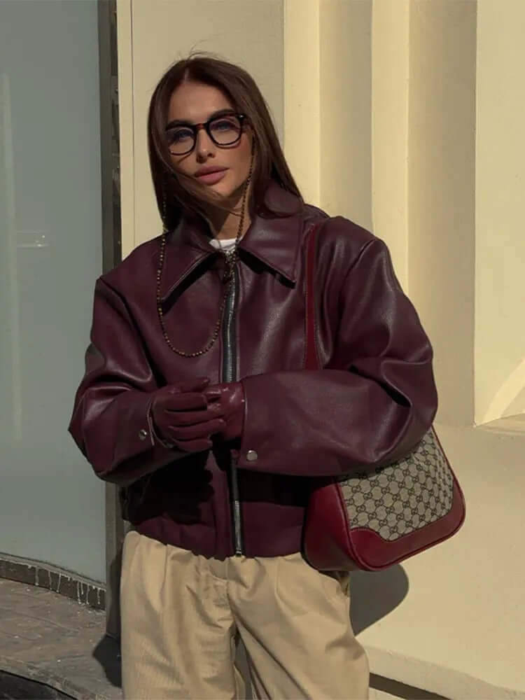 "Veste en cuir vegan Khalilah pour femmes, moderne et chic, vue avant, rouge vin, élégante et polyvalente"