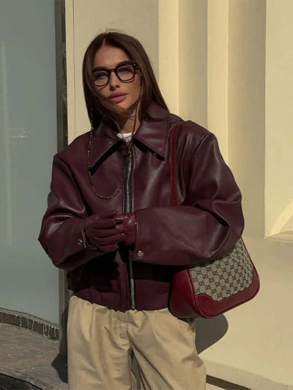 "Veste en cuir vegan Khalilah pour femmes, moderne et chic, vue avant, rouge vin, élégante et polyvalente"